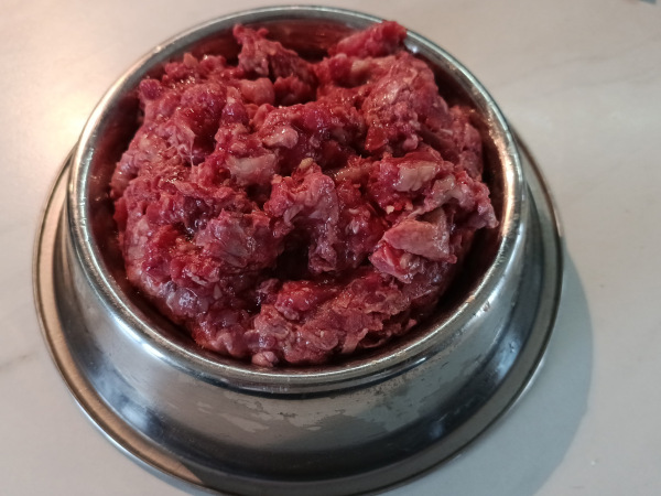 Kura s Kačkou 1KG